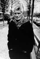Samuel Beckett photographed near hi